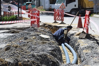 KÂĞITHANE’DE ELEKTRİK HATLARI YER ALTINA ALINARAK ALTYAPI GÜÇLENDİRİLİYOR